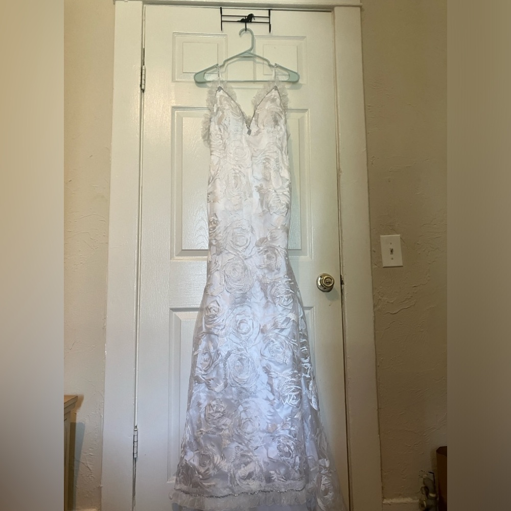 Wedding dress fit and flare trumpet mermaid silhouette